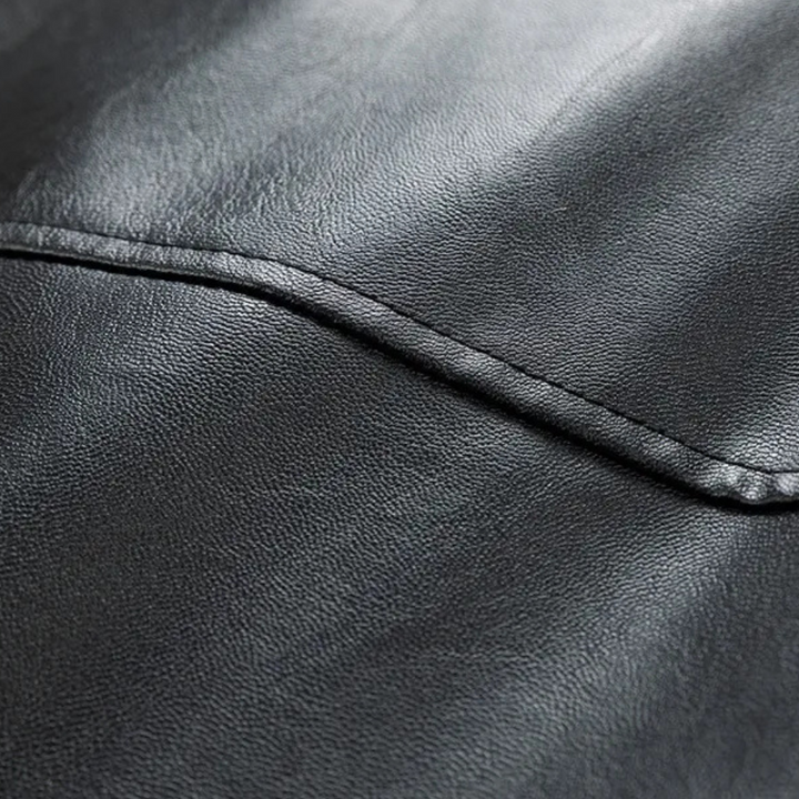 Zwart leren textuur close-up, glad oppervlak met subtiele naad. Hoogwaardige lederen stof, ideaal voor mode en interieurontwerp.