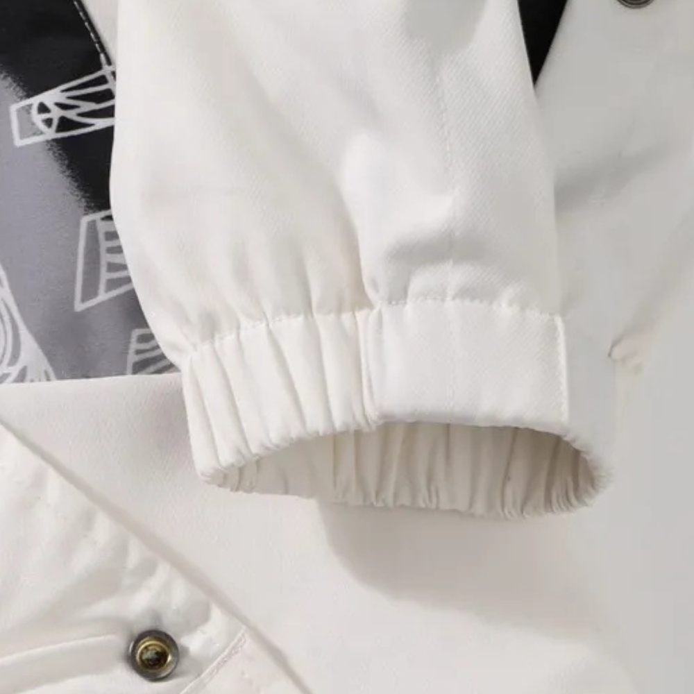 Witte jas met elastische manchetten en metalen knopen, close-up. Modieuze streetwear, casual stijl, hoogwaardige stof, trendy design.
