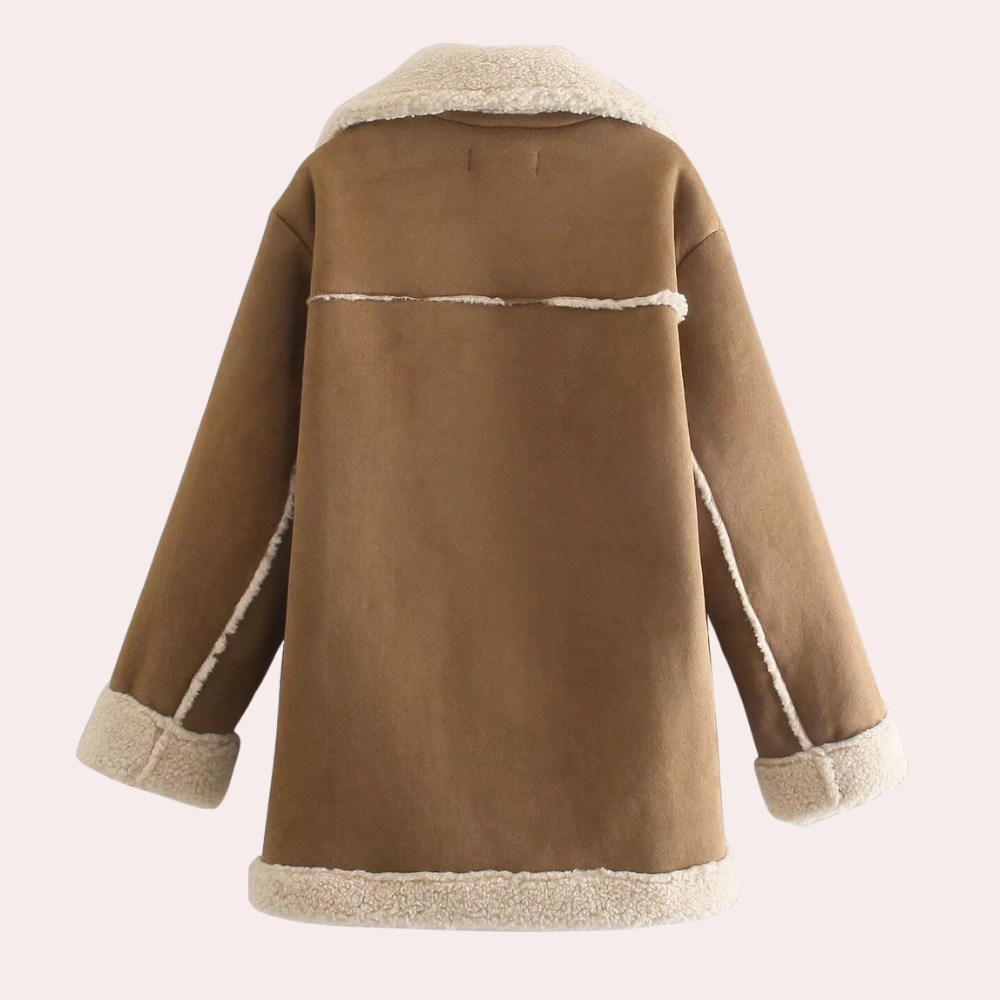 Bruine shearling jas voor dames, achterkant. Warme winterjas met witte fleece voering en kraag. Modieuze en comfortabele buitenkleding.