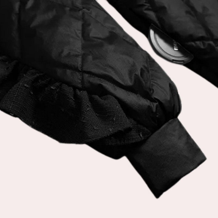 Zwarte gewatteerde winterjas met elastische manchetten en ritssluiting, ideaal voor koude weersomstandigheden. Stijlvolle en warme damesjas.