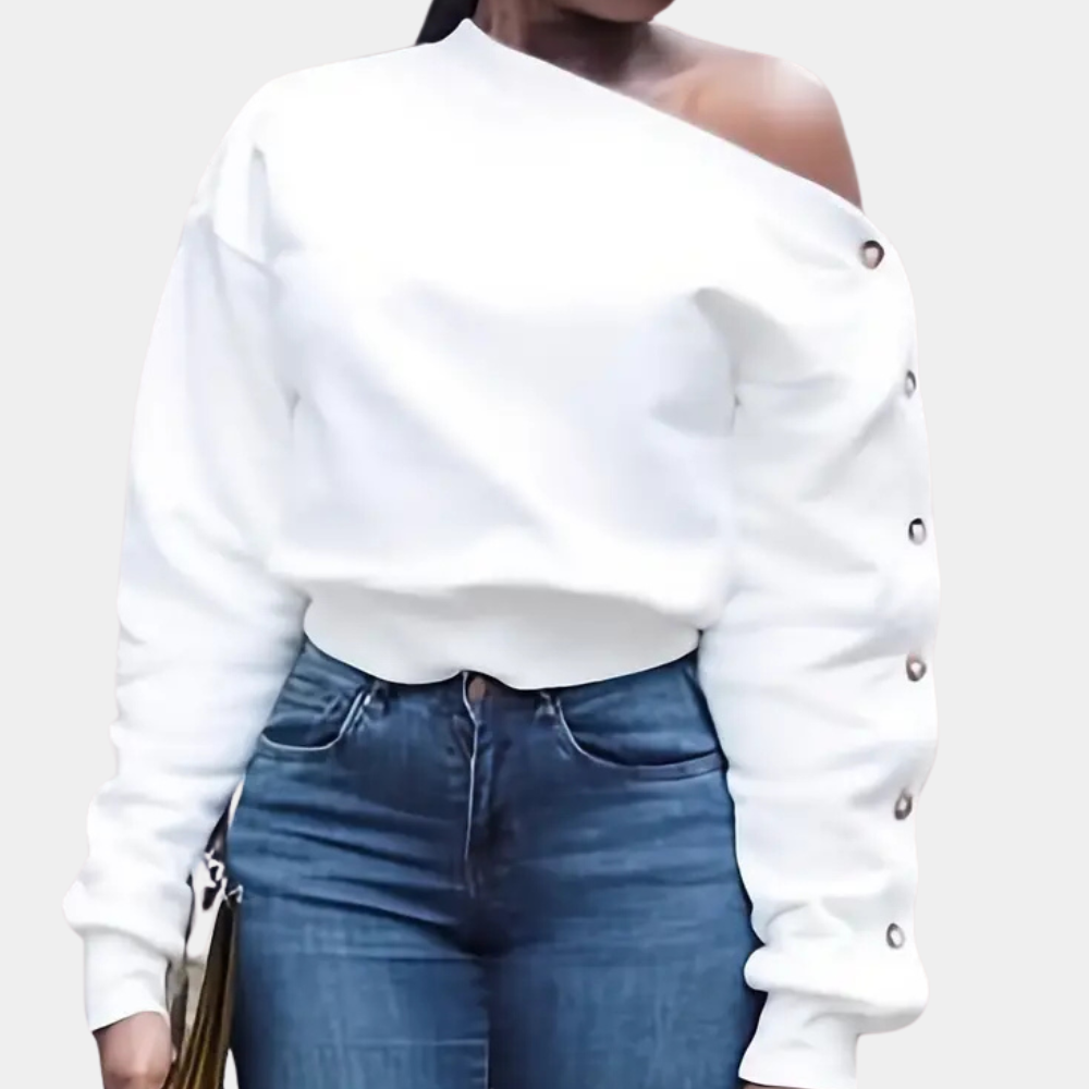 Witte off-shoulder trui met knopen op de mouw, gedragen door een vrouw in blauwe jeans. Modieuze dameskleding, casual stijl.