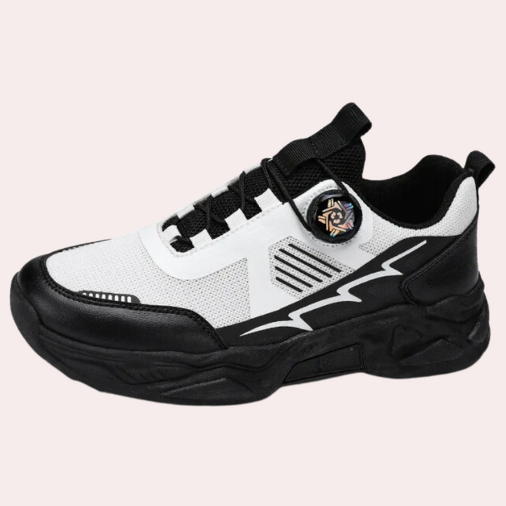 Zwart-witte sneaker met dikke zool, ademend mesh bovenwerk en decoratieve veterdetails. Modieuze sportschoen voor dagelijks gebruik.