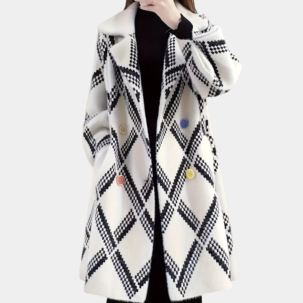 Witte damesjas met zwart ruitpatroon en kleurrijke knopen, wintermode, stijlvolle lange mantel, trendy dameskleding, elegant design.