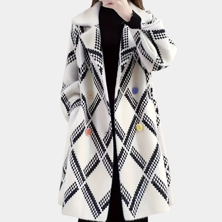 Witte damesjas met zwart ruitpatroon en kleurrijke knopen, wintermode, stijlvolle lange mantel, trendy dameskleding, elegant design.