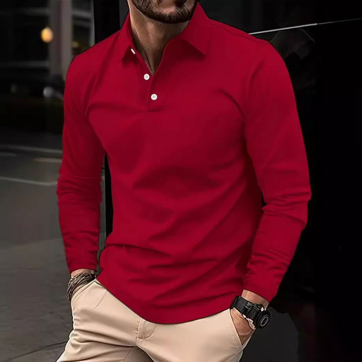 Man in stijlvol rood overhemd met lange mouwen, gecombineerd met beige broek. Perfect voor modieuze herenkleding en tijdloze stijl.