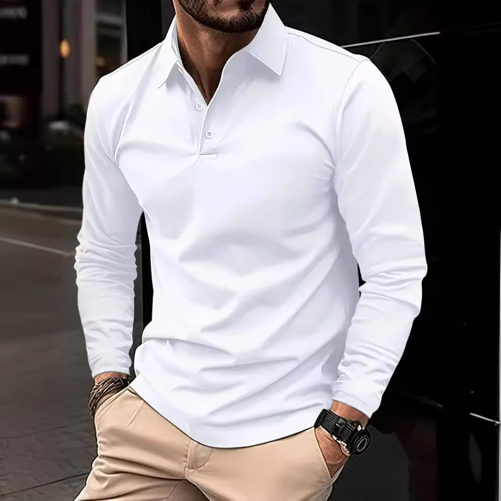 Wit herenoverhemd met lange mouwen, gedragen door een man, gecombineerd met beige broek. Stijlvol en tijdloos design, perfect voor casual en zakelijke gelegenheden.