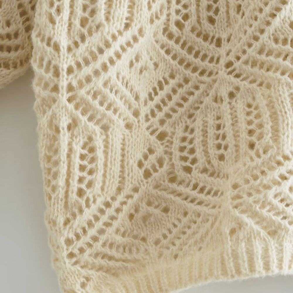 Beige gebreide trui met opengewerkt patroon, handgemaakt van zachte wol. Perfect voor herfstmode, warme kleding, stijlvolle damesmode.