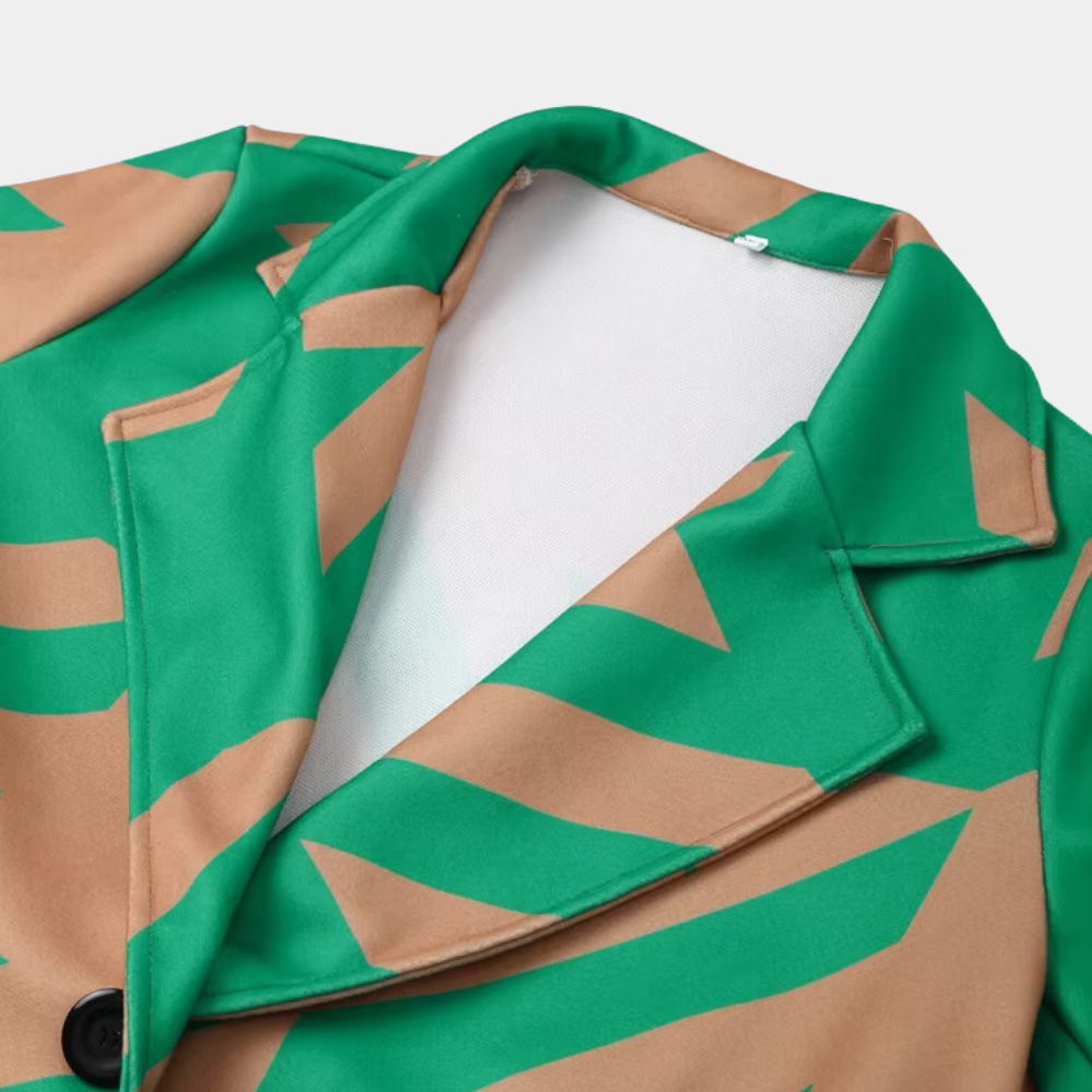 Groen en bruin gestreepte blazer met reverskraag, close-up. Modieuze damesjas, opvallend patroon, trendy kledingstuk voor stijlvolle outfits.