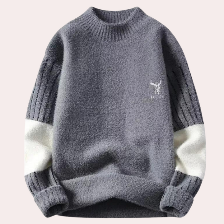 Grijze gebreide trui met rendierlogo, contrasterende witte en grijze mouwen, warme winterkleding, unisex design, comfortabele pasvorm.