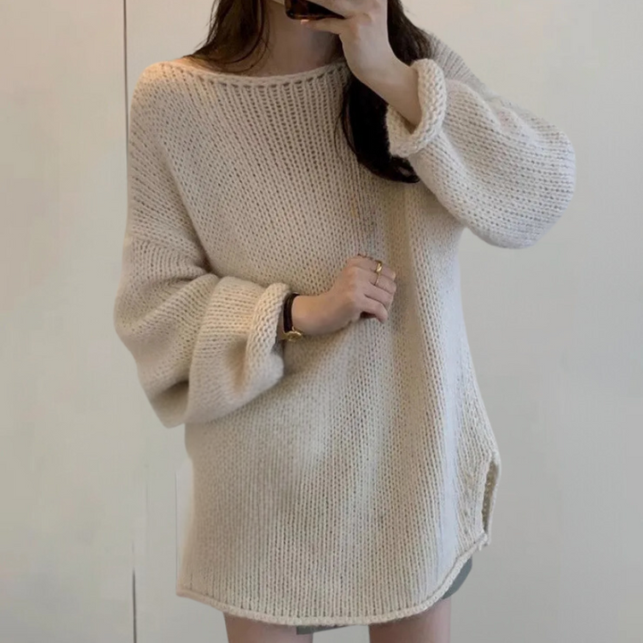 Vrouw in oversized gebreide trui, beige kleur, casual mode, herfstkleding, comfortabele dameskleding, minimalistisch design, trendy outfit.
