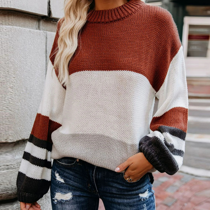 Vrouw in gebreide trui met bruine, witte en zwarte strepen, casual mode, herfstkleding, trendy outfit, straatstijl, denim jeans.