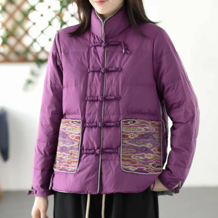 Paarse gewatteerde jas met traditionele Chinese knopen en kleurrijke zakken, damesmode, winterkleding, stijlvolle jas, warme buitenkleding.