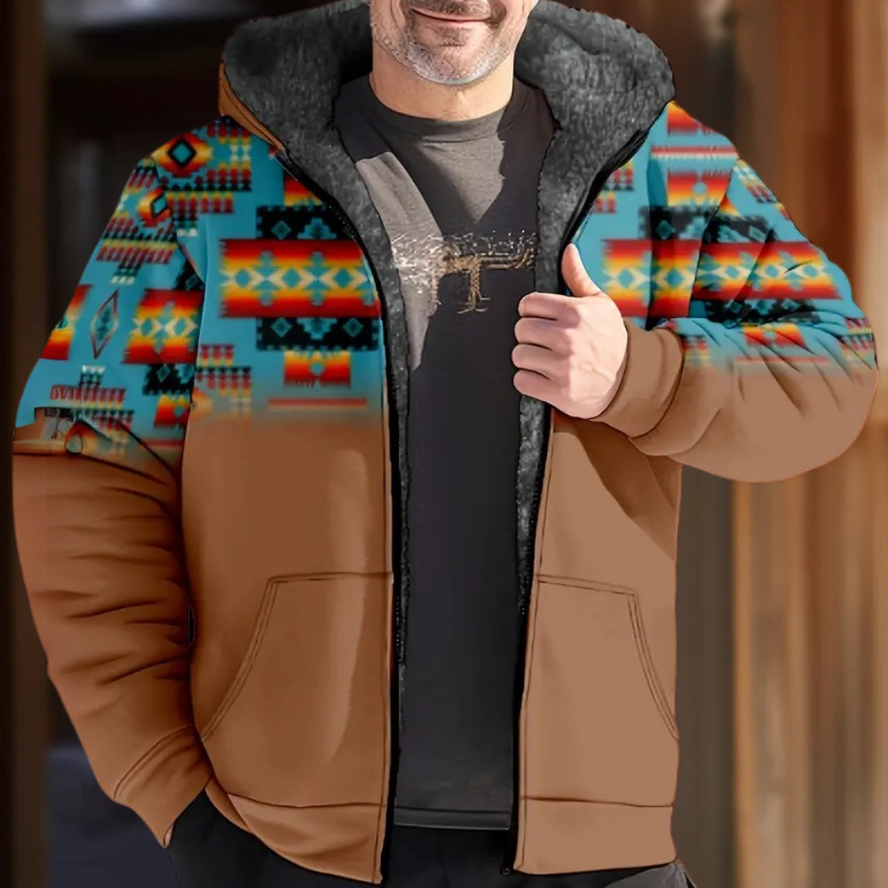 Man in kleurrijke, etnisch geïnspireerde winterjas met capuchon en fleecevoering, geometrisch patroon, buitenkleding, warme herenkleding.