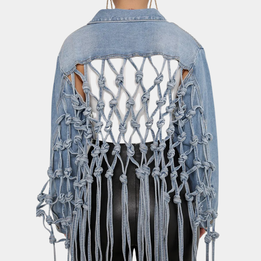 Spijkerjack met opengewerkte rug en knoopdetails, modieuze denim jas, trendy streetwear, unieke stijl, casual kleding voor dames.