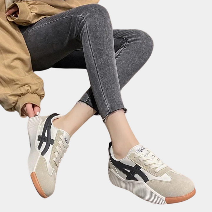 Ultracomfortabele damessneakers met beige en zwarte accenten, ideaal voor dagelijks gebruik. Stijlvolle en trendy schoenen voor casual outfits.