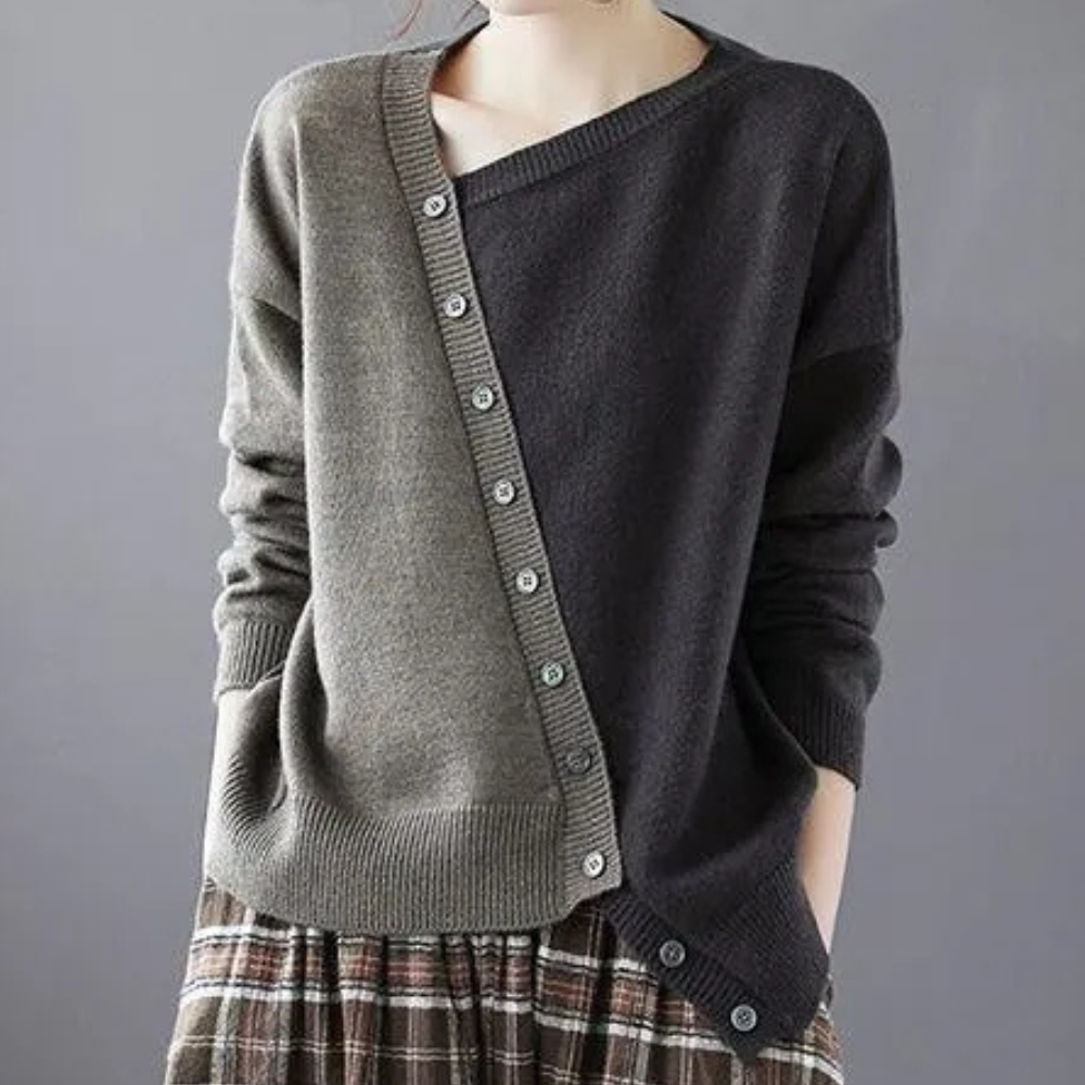 Grijze en olijfgroene asymmetrische damestrui met knopen, gecombineerd met geruite rok. Modieuze herfstkleding, casual stijl.