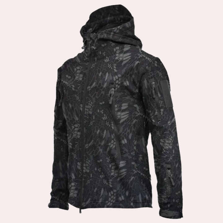 Zwarte tactische jas met camouflagepatroon, capuchon en meerdere zakken. Ideaal voor outdooractiviteiten en survival. Waterafstotend en duurzaam.