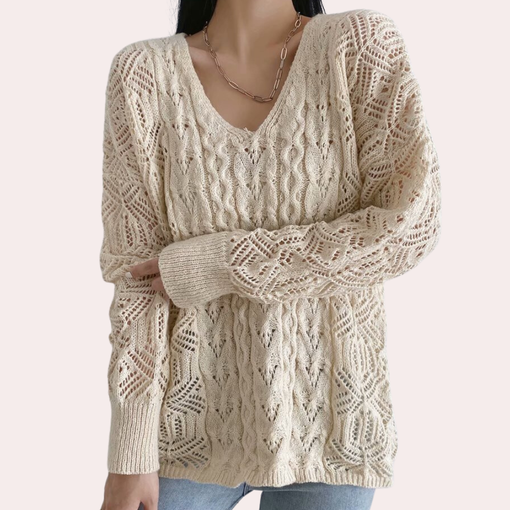 Beige gebreide trui dames, V-hals, kabelpatroon, lange mouwen, casual herfstmode, comfortabele pasvorm, trendy kleding, stijlvolle outfit.