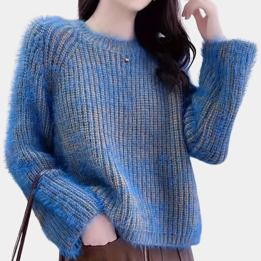 Blauwe gebreide trui damesmode, pluizige textuur, lange mouwen, casual winterkleding, trendy outfit, comfortabele pasvorm.
