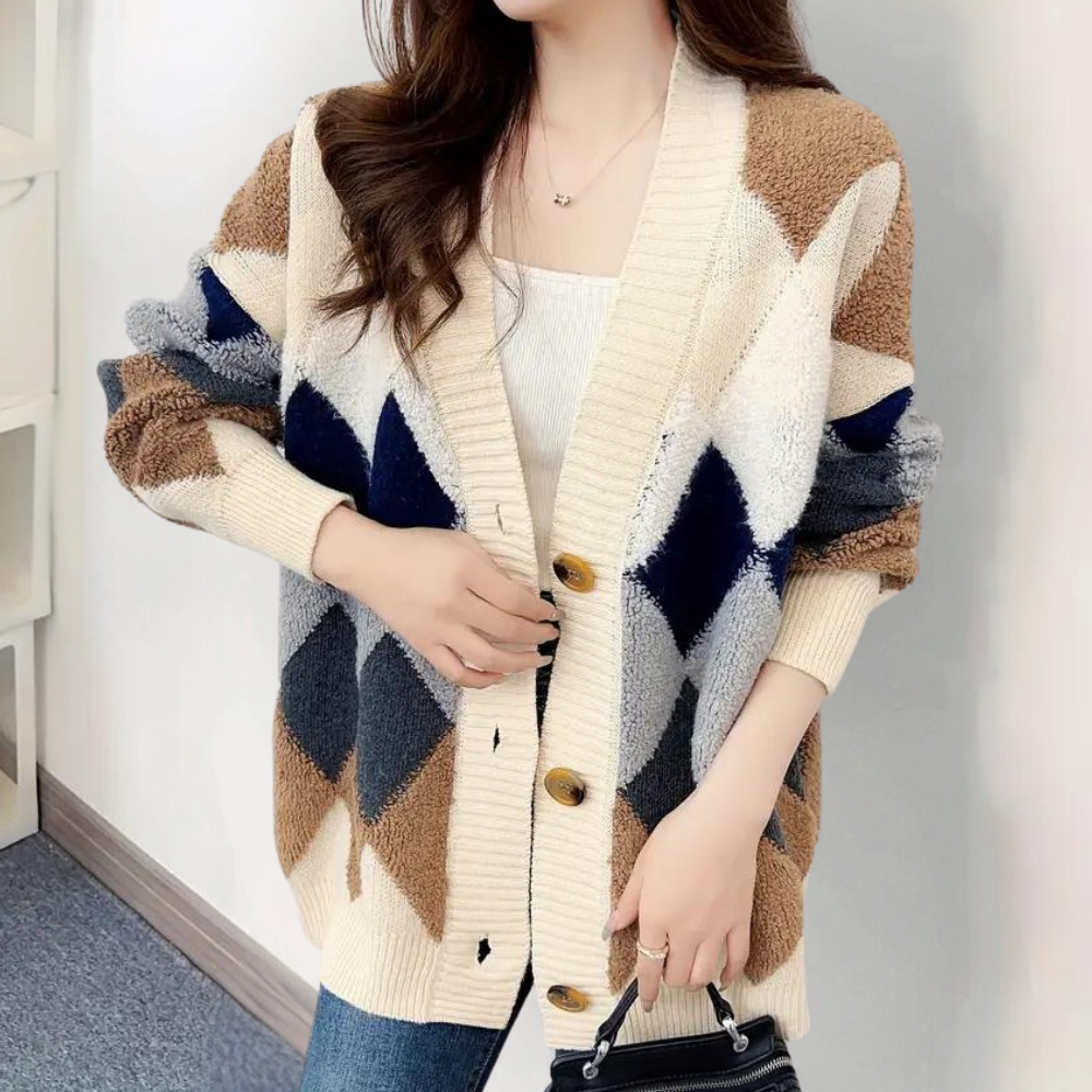 Vrouw draagt oversized gebreid vest met ruitpatroon in beige, blauw en grijs. Modieuze dameskleding, herfststijl, comfortabele casual outfit.