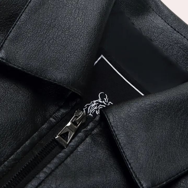 Zwarte leren jas met metalen rits en kraag, close-up. Hoogwaardige mode, stijlvolle leren kleding, moderne herenkleding.