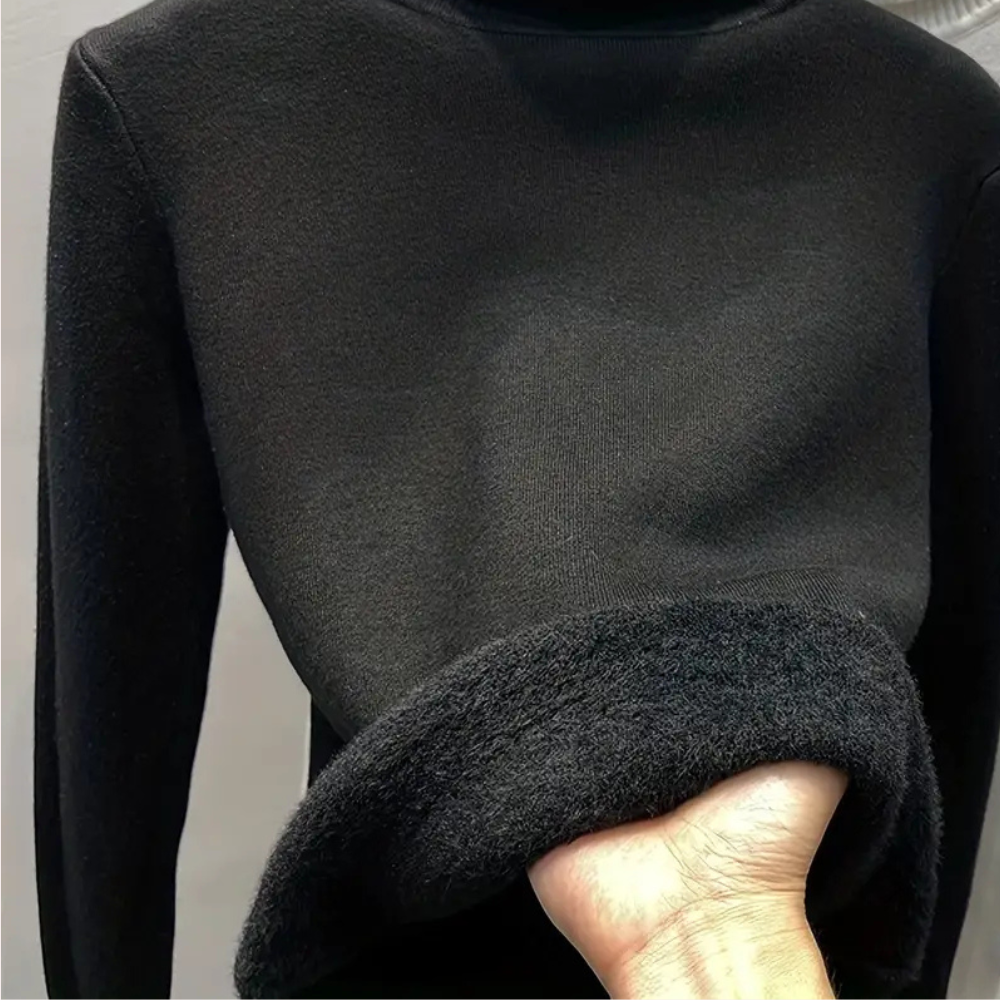 Zwarte trui met opgerolde mouw, getoond op een grijze achtergrond. Hoogwaardige winterkleding, warme stof, modieuze zwarte trui.