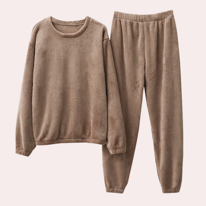 Bruine damespyjama set, fleece stof, bestaande uit een trui en broek. Comfortabele loungewear voor dames, ideaal voor koude nachten.