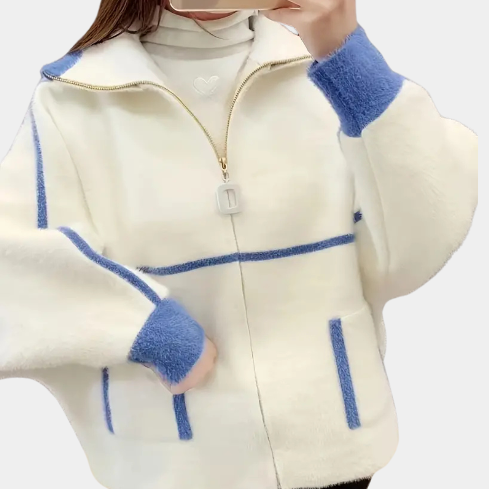 Witte fleece jas met blauwe accenten, ritssluiting en zakken. Modieuze dameskleding, warme winterjas, trendy design.