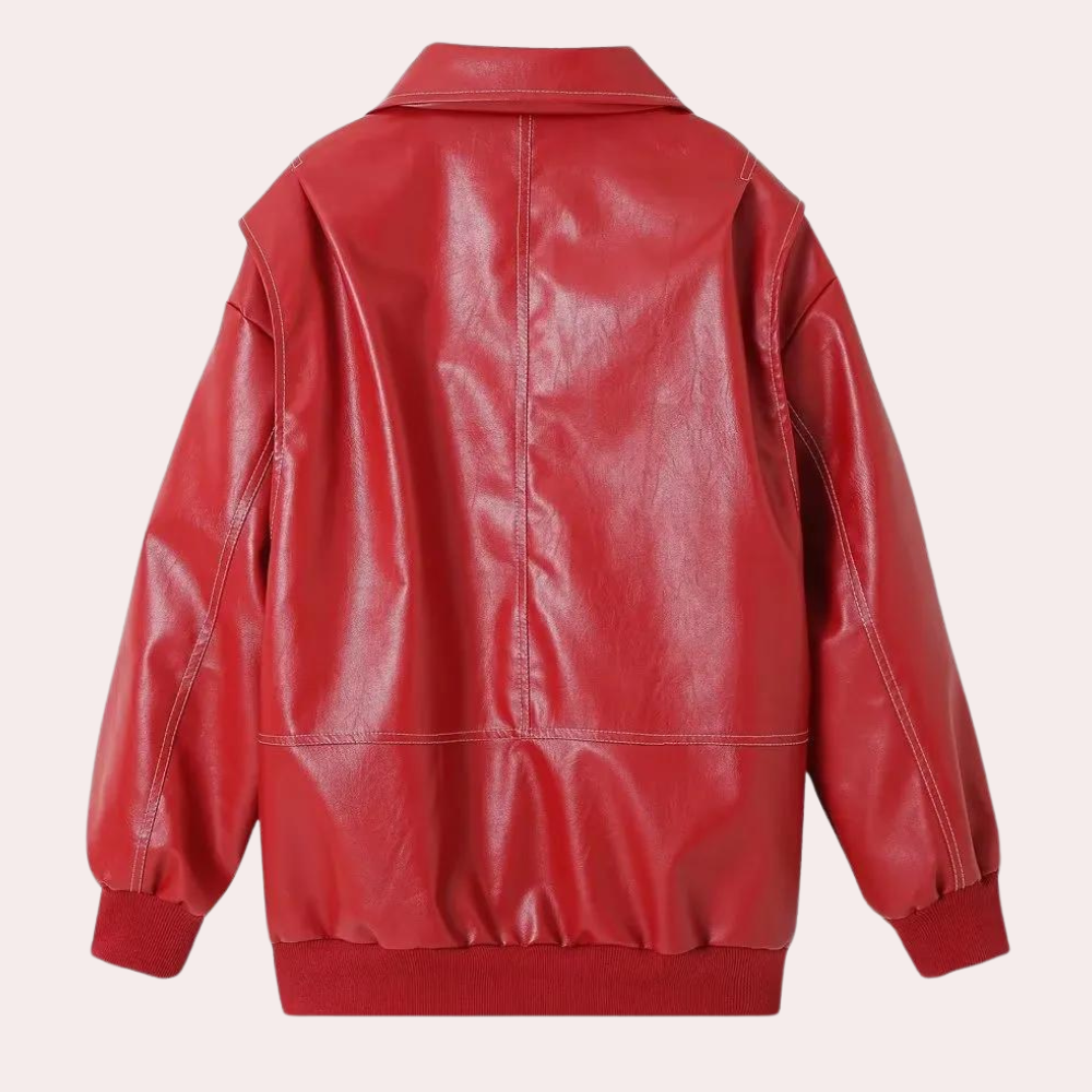 Rode leren jas voor dames, achterkant, met kraag en elastische boorden. Modieuze rode jas, perfect voor herfst- en winteroutfits.