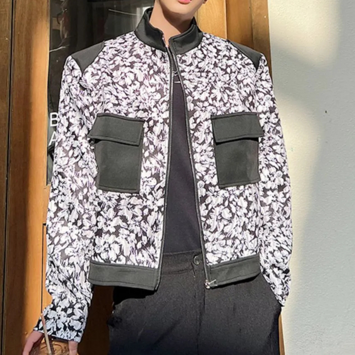 Modieuze zwart-witte bloemenprint jas met grote zakken, gedragen door een persoon. Trendy herenkleding, casual streetwear stijl.