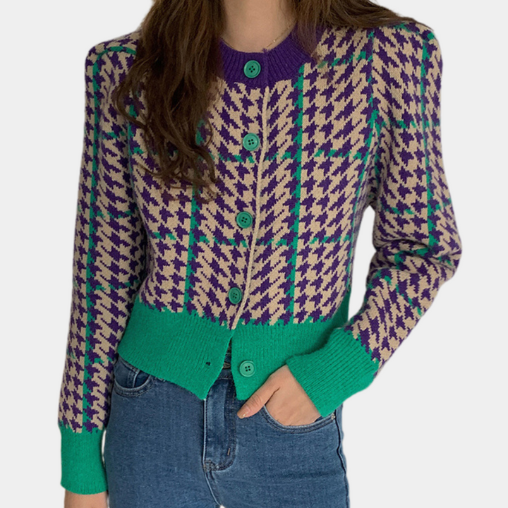Damestrui met kleurrijk pied-de-poule patroon, paarse en groene accenten, knoopsluiting, lange mouwen. Modieuze herfstkleding, casual stijl.