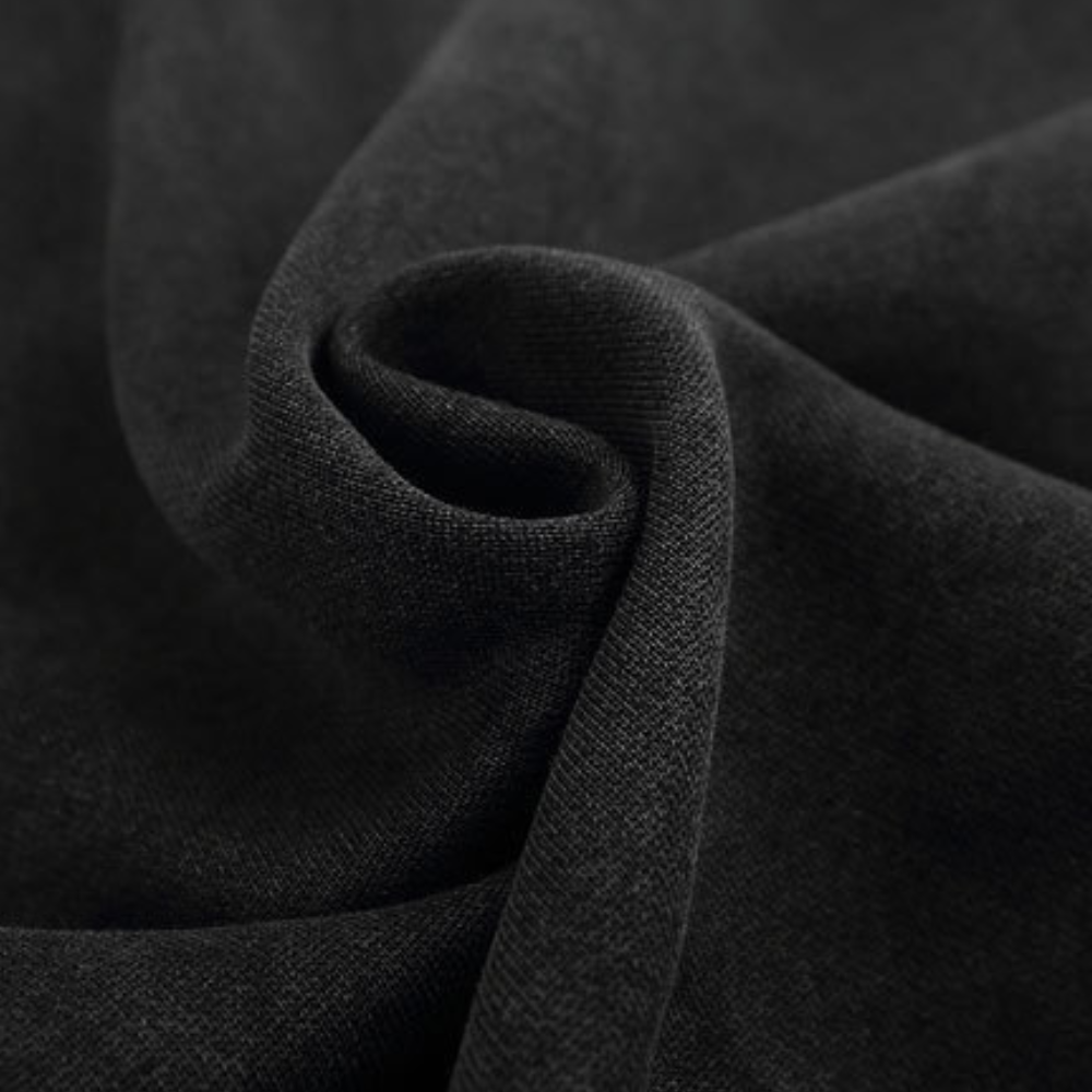 Zwarte katoenen stof close-up, gedraaid in een spiraalpatroon. Hoogwaardige textieltextuur, geschikt voor mode en interieurontwerp.