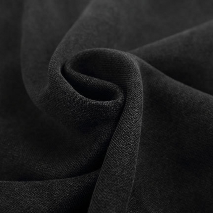 Zwarte katoenen stof close-up, gedraaid in een spiraalpatroon. Hoogwaardige textieltextuur, geschikt voor mode en interieurontwerp.
