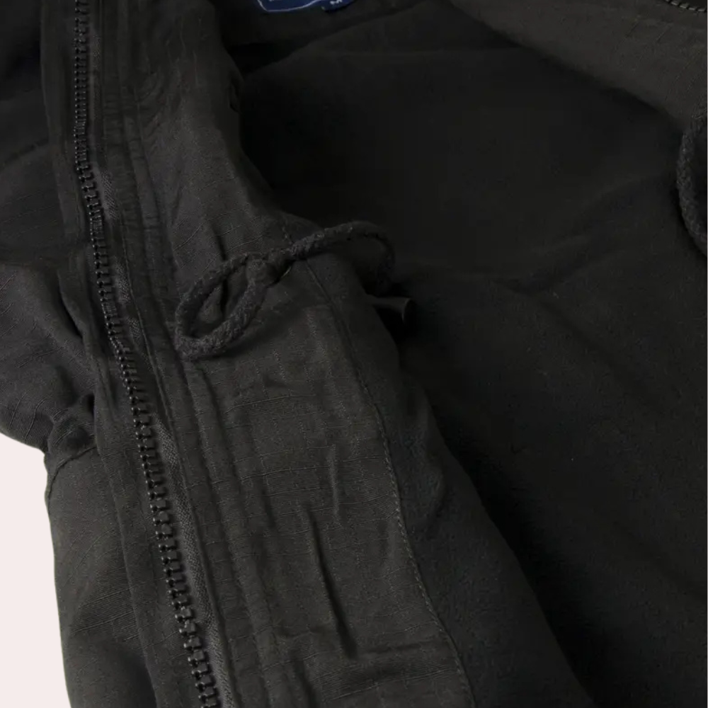 Zwarte fleece jas met ritssluiting en trekkoord, warme winterkleding, comfortabele en stijlvolle buitenkleding voor koude seizoenen.