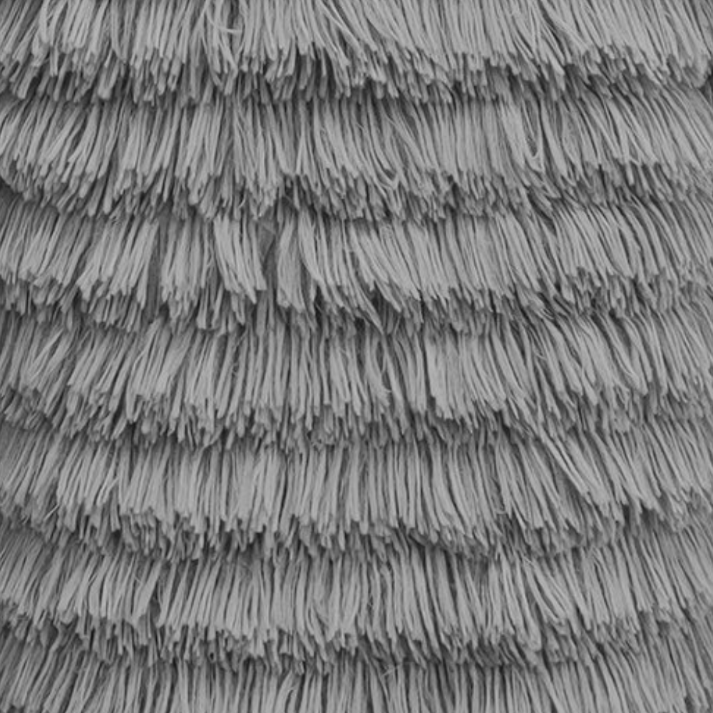 Grijze franjes textuur, close-up van lagen stof met gedetailleerde vezels, perfect voor interieurdecoratie en textielontwerp inspiratie.