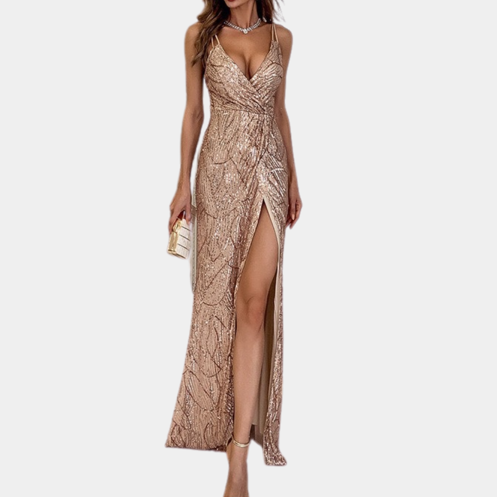 Vrouw in luxe lange sprankelende jurk met diepe V-hals en hoge split, ideaal voor avondgala's. Elegante damesmode, feestjurk, glamour.