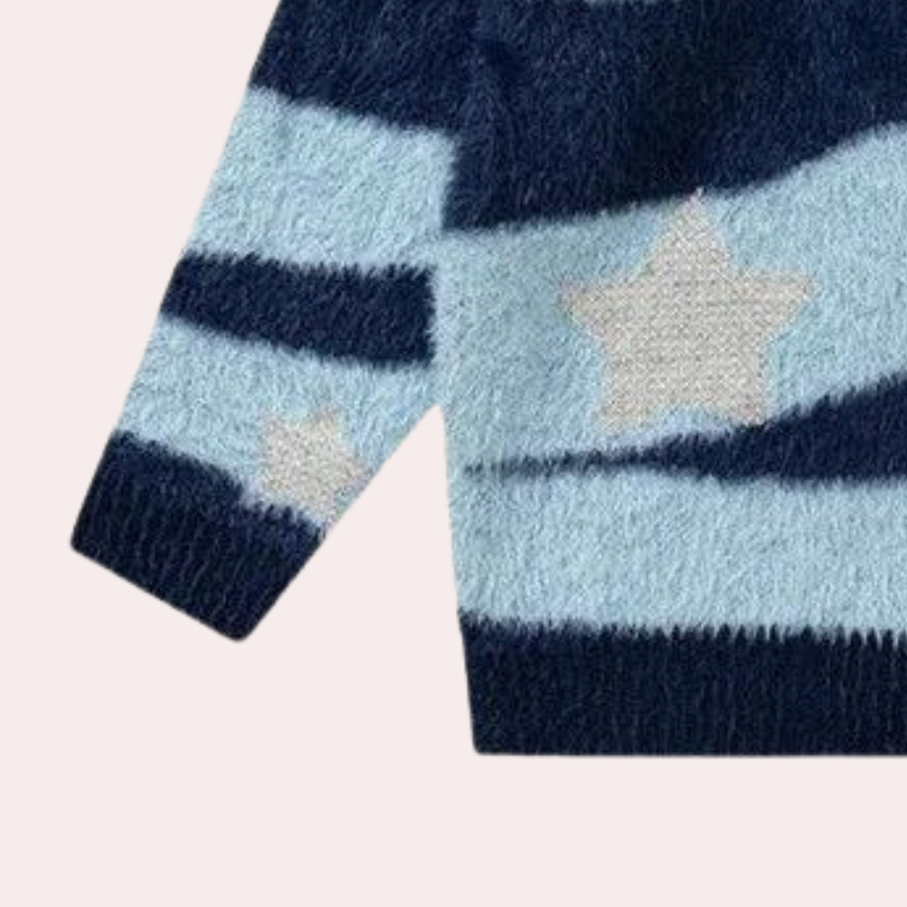 Blauwe en witte gebreide trui met sterrenpatroon, zachte textuur, wintermode, warme kleding, trendy dameskleding, comfortabele trui.