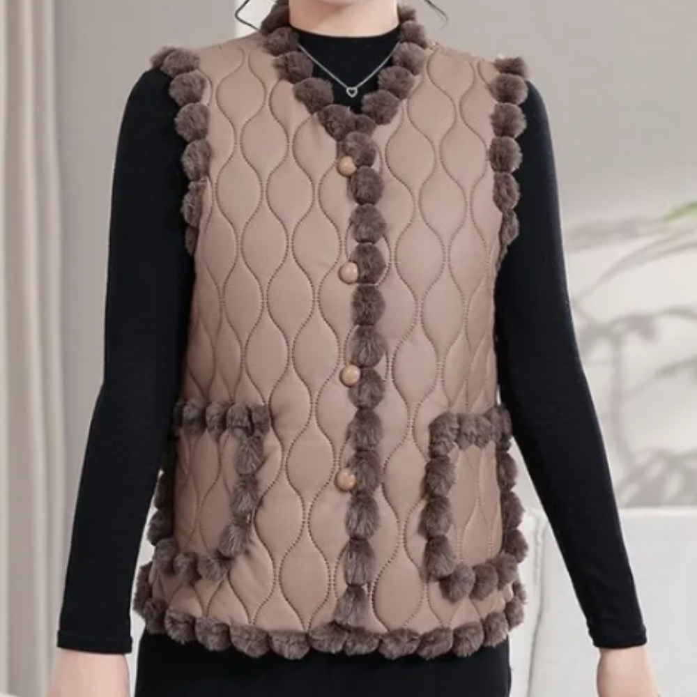 Dames gewatteerd vest met pompons, beige kleur, quilted design, knoopsluiting, trendy wintermode, warme kleding, stijlvolle dameskleding.