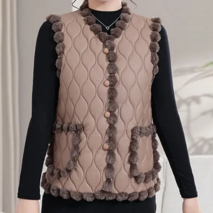 Dames gewatteerd vest met pompons, beige kleur, quilted design, knoopsluiting, trendy wintermode, warme kleding, stijlvolle dameskleding.