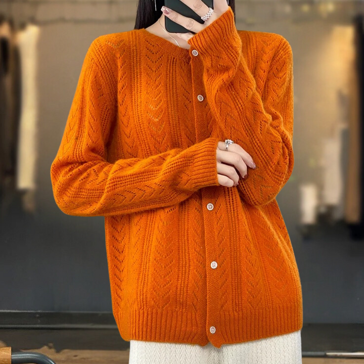 Oranje gebreid damesvest met knoopsluiting, modieus en warm, perfect voor herfst- en winterseizoenen. Stijlvol kledingstuk voor casual outfits.