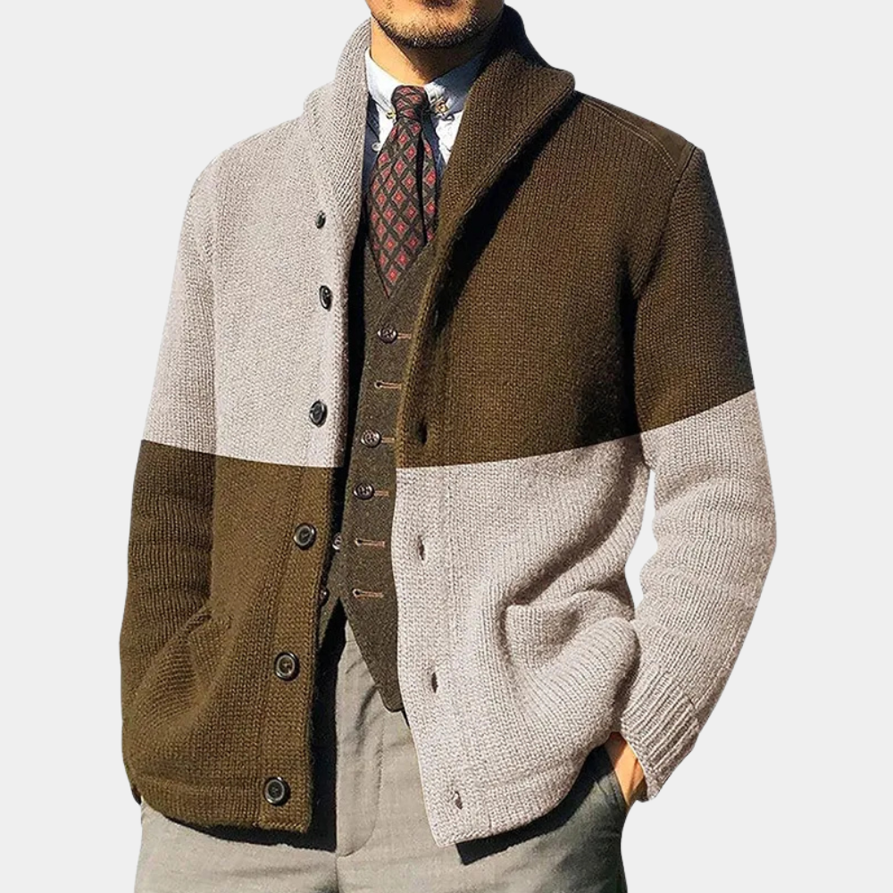 Grijs en bruin gebreid vest voor heren, met knopen en zakken, gedragen over een wit overhemd en stropdas. Stijlvolle herenkleding, herfstmode.