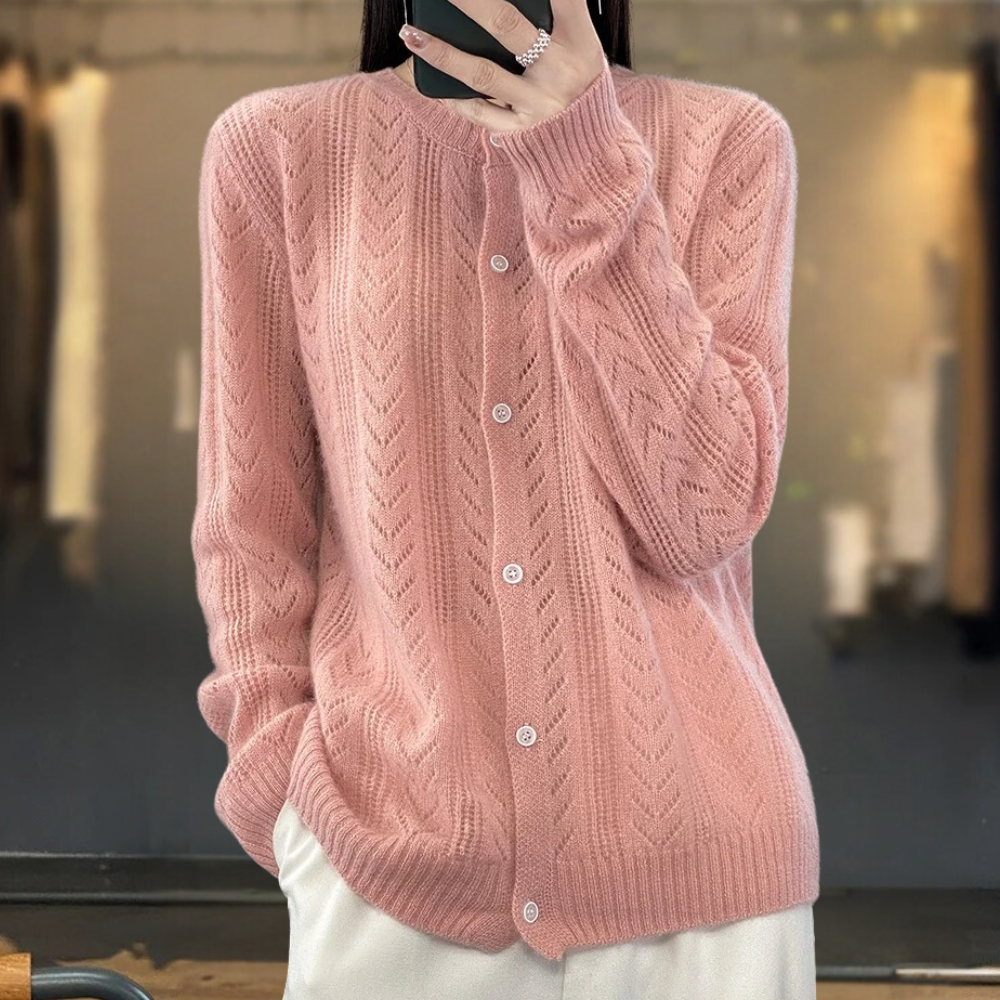 Roze gebreid damesvest met knoopsluiting, modieus en comfortabel, perfect voor herfst- en winterseizoenen. Ideaal voor casual en chique outfits.