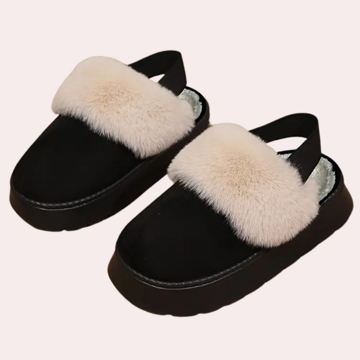 Zwarte pantoffels met dikke zool en witte bontvoering, comfortabele dames slippers, wintermode, warme huispantoffels, trendy schoeisel.