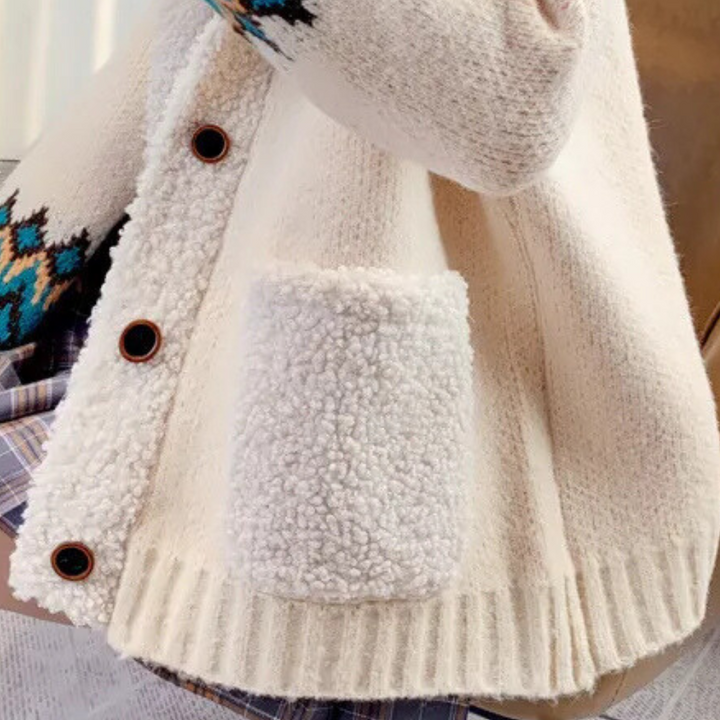 Witte gebreide damestrui met knopen en zak, wintermode, warme kleding, stijlvol ontwerp, comfortabele textuur, trendy dameskleding.