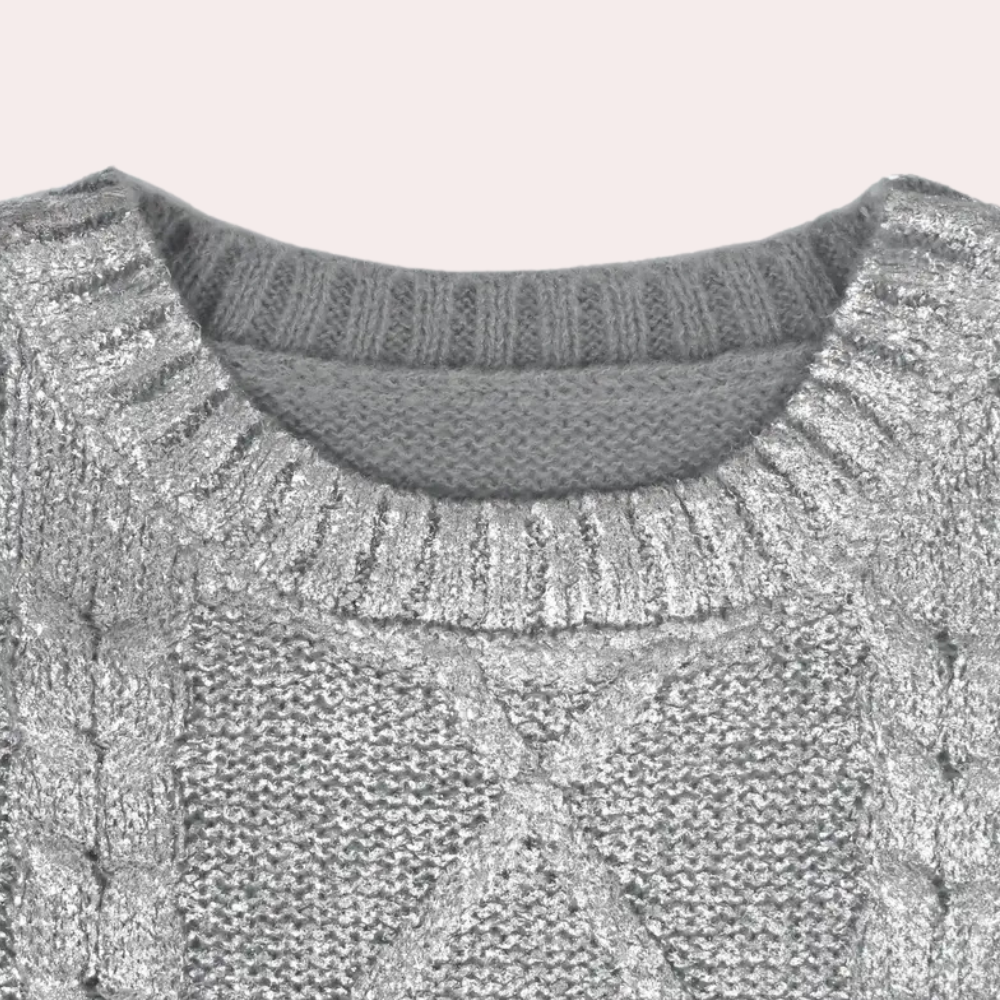 Grijze gebreide trui met kabelpatroon, ronde hals en glinsterende metallic afwerking. Perfect voor wintermode en casual outfits.