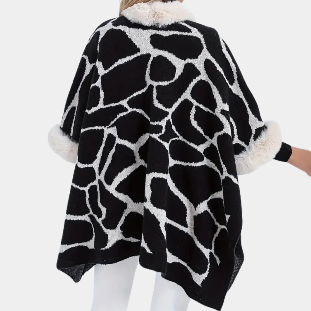 Zwart-witte poncho met giraffeprint en witte bontkraag, modieuze dameskleding, trendy winteroutfit, comfortabele en stijlvolle cape.