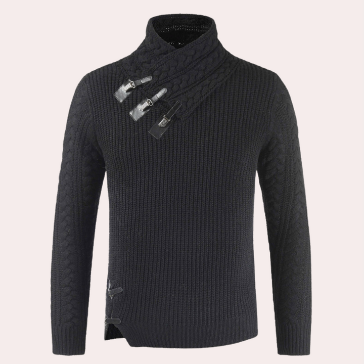 Donkerblauwe gebreide trui met asymmetrische kraag en decoratieve gespen, herenkleding, wintermode, stijlvolle warme trui.
