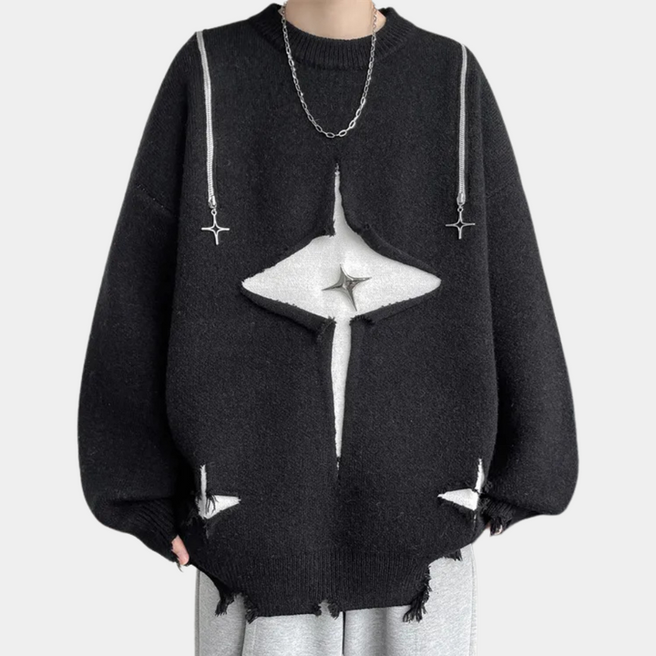 Zwarte oversized trui met stervormige uitsnijdingen, kettingdetail en gerafelde randen, trendy streetwear mode voor heren en dames.
