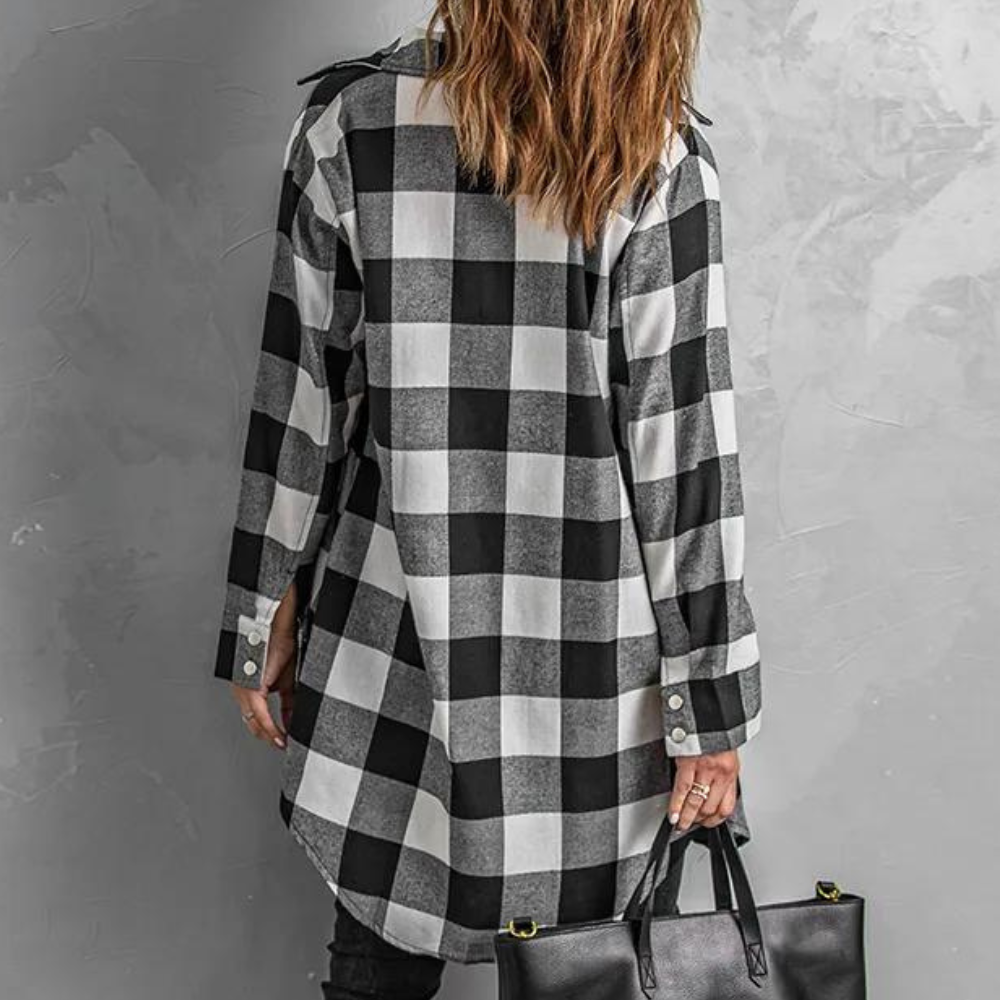 Vrouw in zwart-wit geruite blouse, rugaanzicht, met zwarte leren handtas. Modieuze dameskleding, casual stijl, herfstmode.