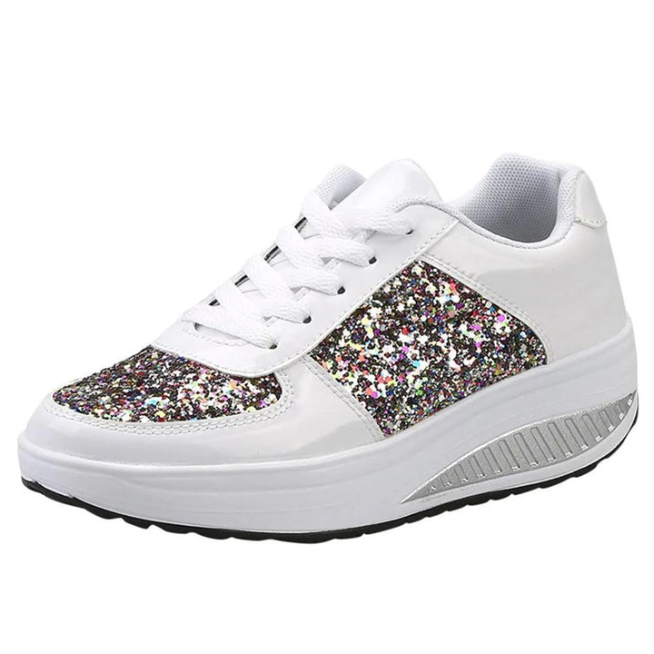 Witte damessneaker met glitters, verhoogde zool, comfortabele pasvorm. Trendy sportschoen voor dagelijks gebruik. Perfect voor casual outfits.